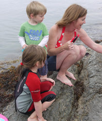 Ali Ray family try crab lining