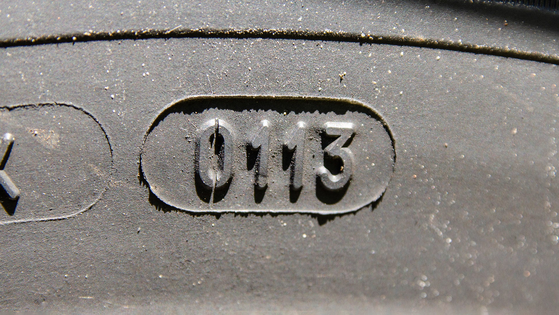 An example of a tyre age code.